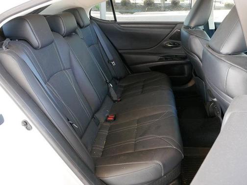 2022 Lexus ES 300h Luxury