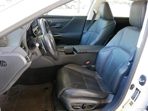 2022 Lexus ES 300h Luxury