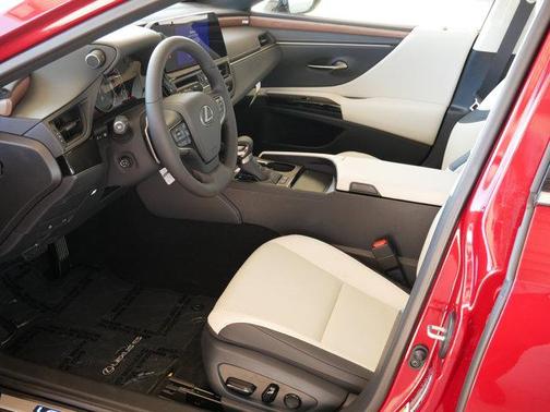 2025 Lexus ES 300h Base