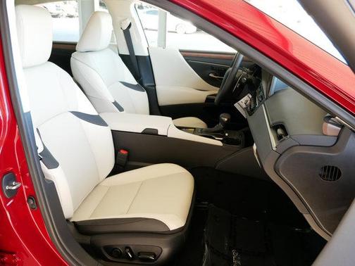 2025 Lexus ES 300h Base