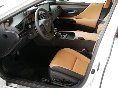 2025 Lexus ES 300h Base