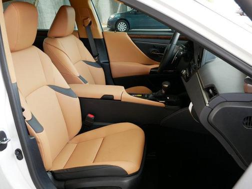 2025 Lexus ES 300h Base