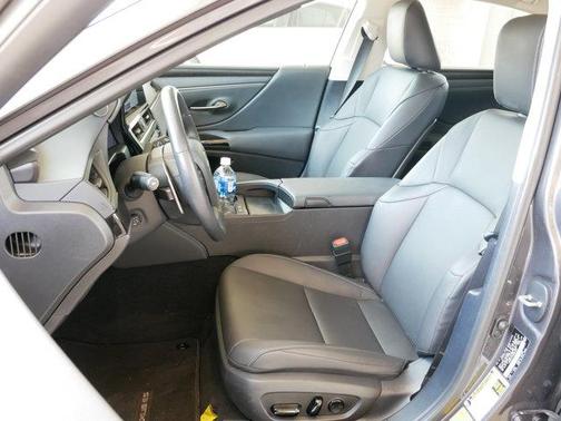 2025 Lexus ES 300h Base