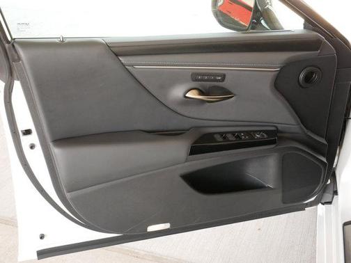 Eminent White Pearl 2025 Lexus ES 300h Base