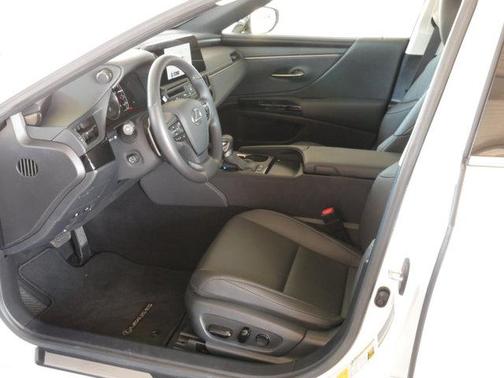Eminent White Pearl 2025 Lexus ES 300h Base