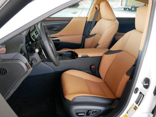 2025 Lexus ES 300h Base