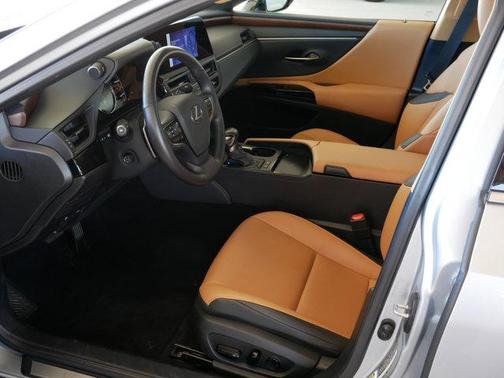 2025 Lexus ES 300h Base