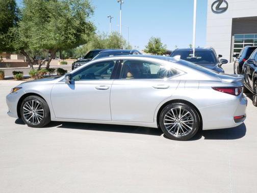 2025 Lexus ES 300h Base