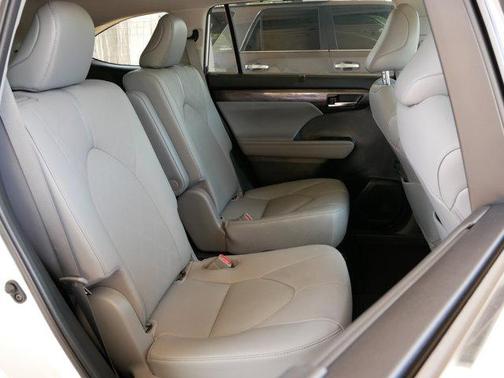 2021 Toyota Highlander Hybrid Platinum