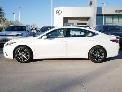 2025 Lexus ES 300h Base