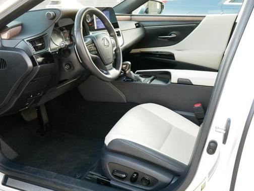 2025 Lexus ES 300h Base