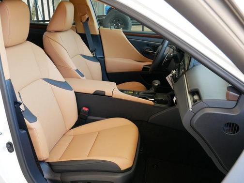 2025 Lexus ES 300h Base