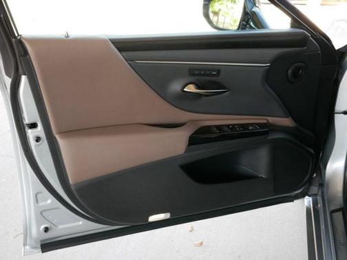 Iridium 2025 Lexus ES 300h Base