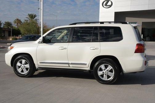 Photo 4 of 32 of 2013 Toyota Land Cruiser V8