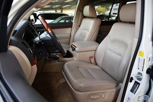 Photo 2 of 32 of 2013 Toyota Land Cruiser V8