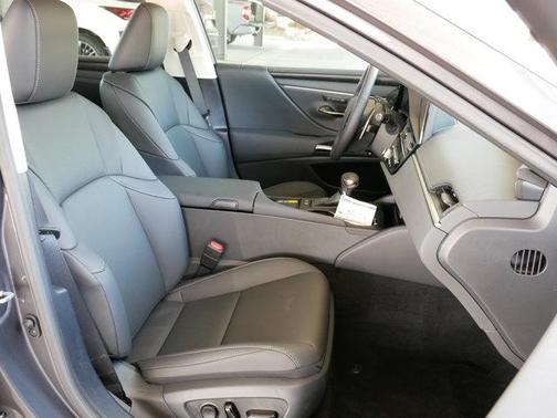 2025 Lexus ES 300h Base
