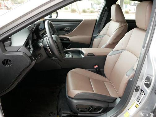 2025 Lexus ES 300h Base