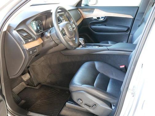 2022 Volvo XC90 T6 Momentum