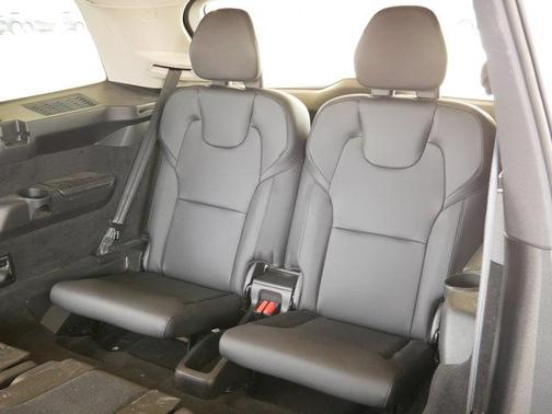 2022 Volvo XC90 T6 Momentum