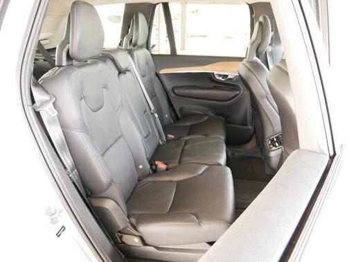 2022 Volvo XC90 T6 Momentum