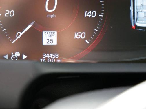 2022 Volvo XC90 T6 Momentum