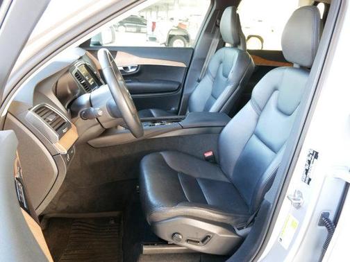 2022 Volvo XC90 T6 Momentum