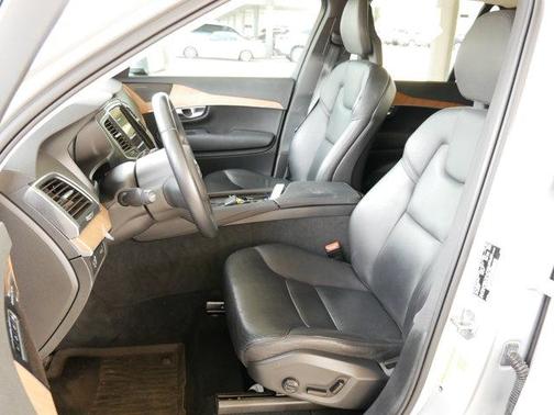 2022 Volvo XC90 T6 Momentum