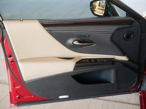 2019 Lexus ES 300h Luxury