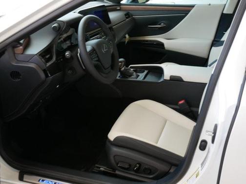 2025 Lexus ES 300h Base