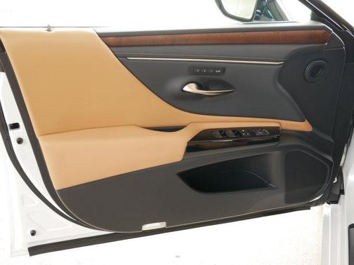 2025 Lexus ES 300h Base