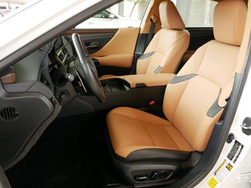 2025 Lexus ES 300h Base