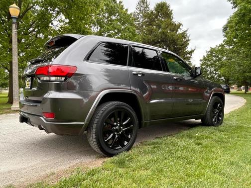 Gray 2017 Jeep Grand Cherokee Altitude
