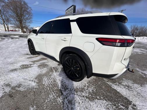 2022 Nissan Pathfinder SL