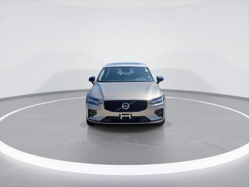 2024 Volvo S60 B5 Plus Dark Theme