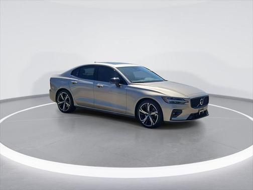 2024 Volvo S60 B5 Plus Dark Theme