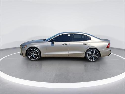 2024 Volvo S60 B5 Plus Dark Theme