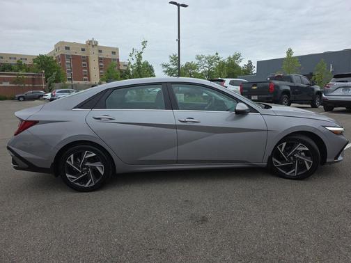 Fluid Metal 2025 Hyundai ELANTRA SEL