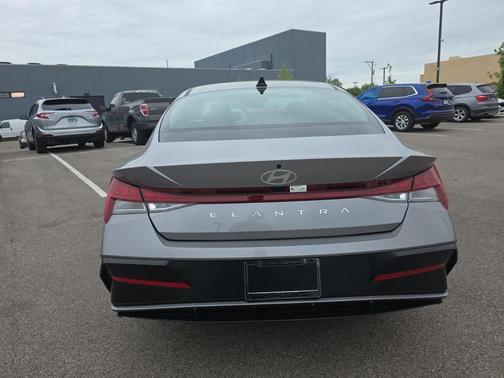 Fluid Metal 2025 Hyundai ELANTRA SEL
