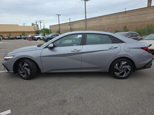 Fluid Metal 2025 Hyundai ELANTRA SEL