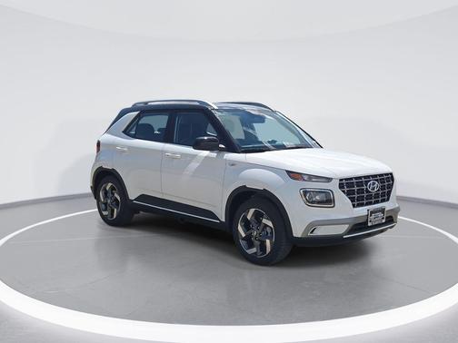 Lunar White w/Black Roof 2026 Hyundai VENUE SEL w/Two-Tone Roof