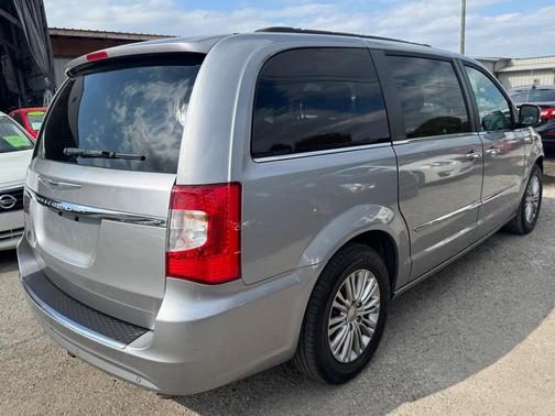 2016 Chrysler Town & Country Touring-L