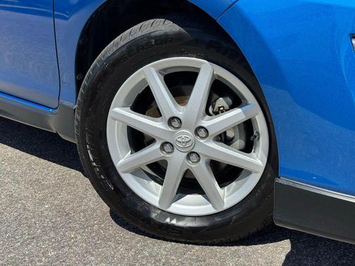 Blue Streak Metallic 2017 Toyota Prius c One