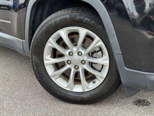 Diamond Black Crystal Pearlcoat 2019 Jeep Cherokee Latitude