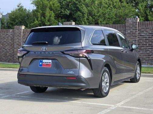 2023 Toyota Sienna LE