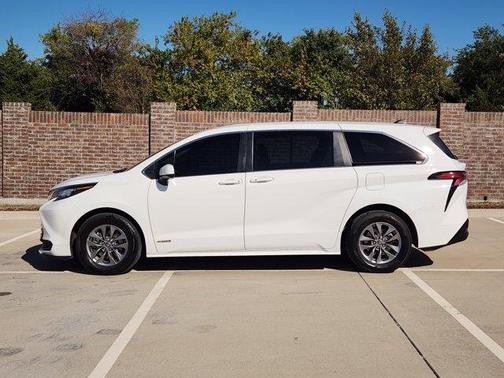 2021 Toyota Sienna LE