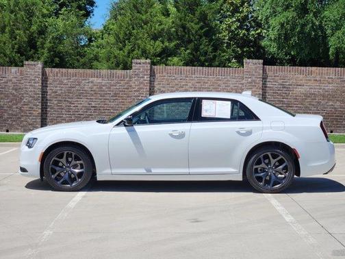 2023 Chrysler 300 Touring