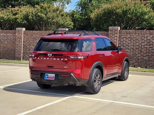 2022 Nissan Pathfinder SV