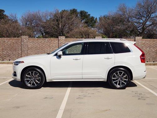 2016 Volvo XC90 T6 Momentum