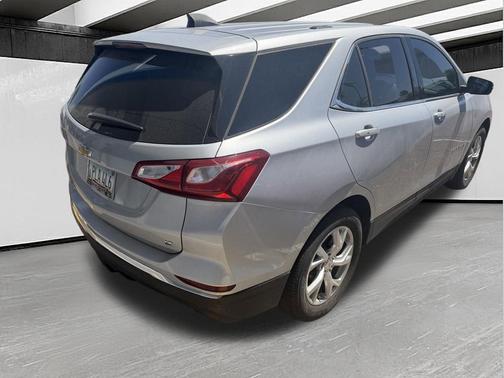 Silver Ice Metallic 2018 Chevrolet Equinox 2LT