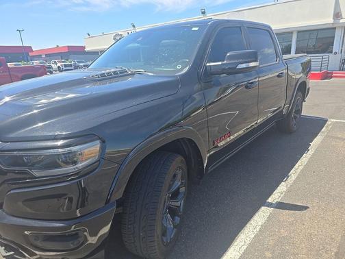 Diamond Black Crystal Pearlcoat 2022 RAM 1500 Limited